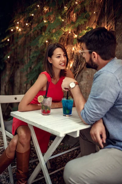 Romantik på restaurang på Alla hjärtans dag. Man och kvinna förälskade — Stockfoto