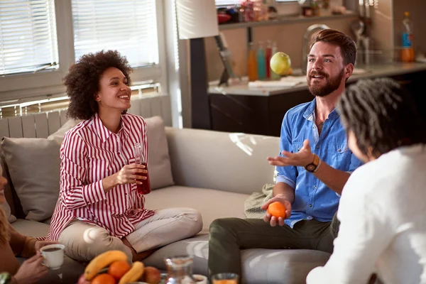 Mann jongliert im Wohnzimmer mit Apfel — Stockfoto