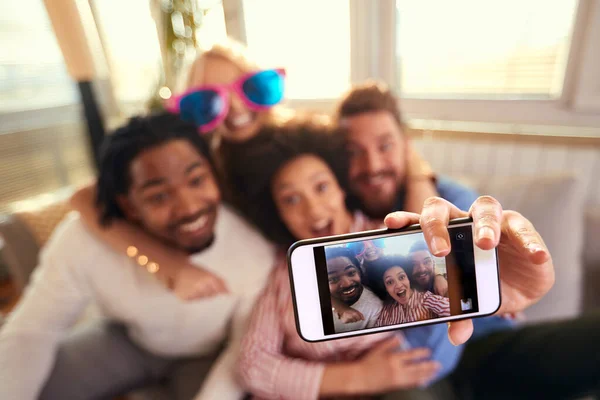 Grupo de pessoas que fazem selfie — Fotografia de Stock