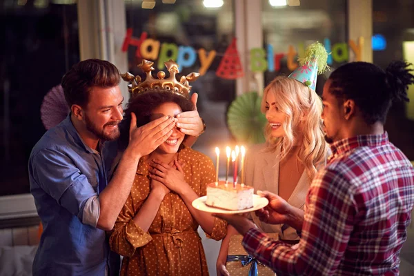 Bolo de aniversário para aniversariante — Fotografia de Stock