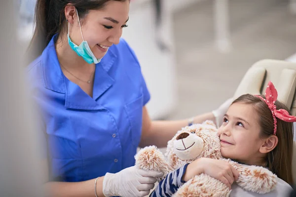 Osito de peluche al rescate dental — Foto de Stock