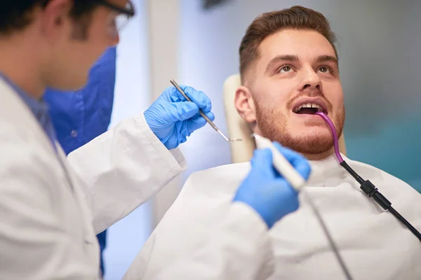 Ginger baardman in een tandartspraktijk — Stockfoto