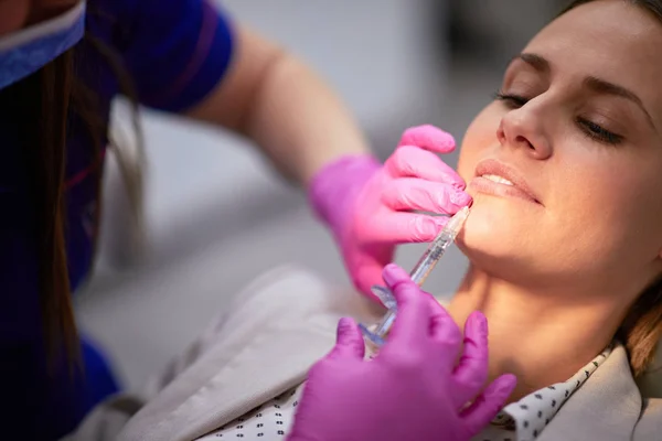 Mulher a administrar uma injecção de toxina botulínica tipo A — Fotografia de Stock