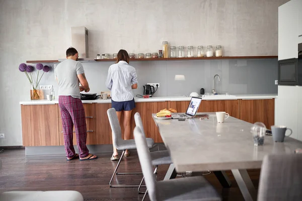 Happy couple in morning celebratin valentines day in kitchen. sexy and in love — Stock Photo, Image