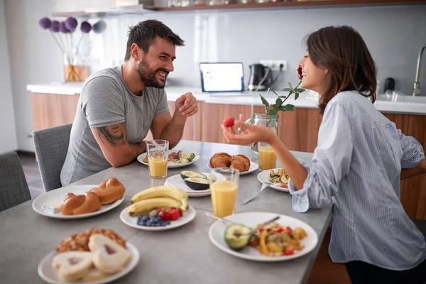 朝のお祝いのバレンタインデーの幸せなカップルの朝食 — ストック写真