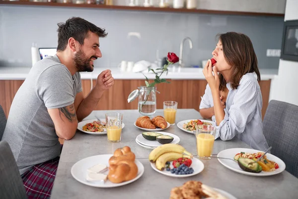 朝のお祝いのバレンタインデーの幸せなカップルの朝食 — ストック写真