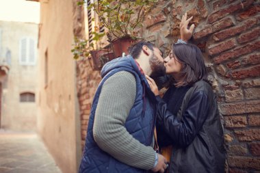 İtalya sokaklarında öpüşen kadın ve erkek.