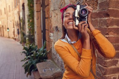 Tatilde fotoğraf çeken kadın..