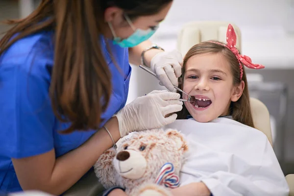 어린 소녀 그녀의 이빨을 확인 — 스톡 사진