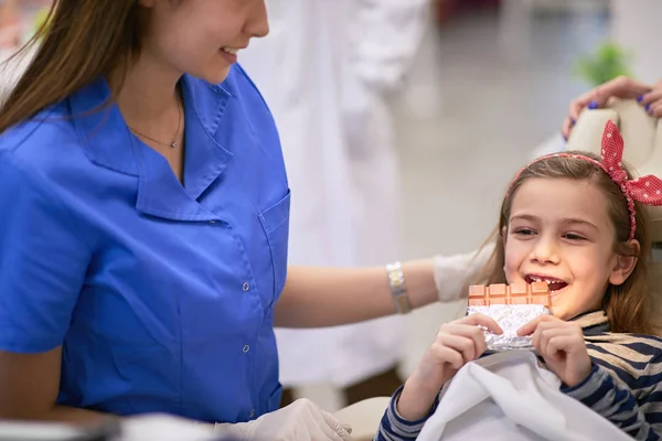 Χαριτωμένο κοριτσάκι στο οδοντιατρείο. — Φωτογραφία Αρχείου