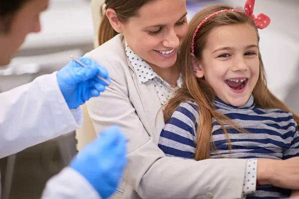 Chica asustada superando el miedo del dentista — Foto de Stock