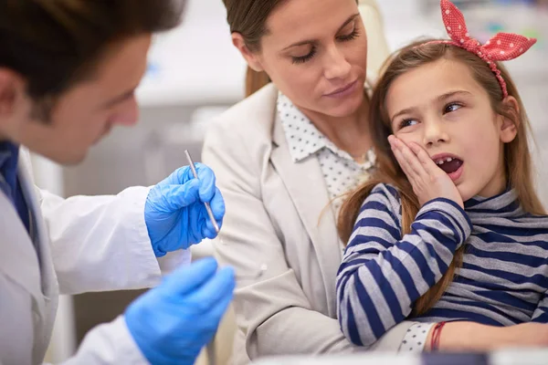 Kleinkind verweigert Zusammenarbeit mit Zahnarzt — Stockfoto