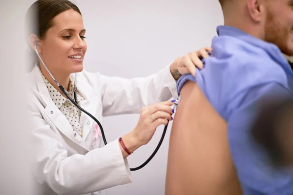 Young guy having his lungs examined — Stock Photo, Image