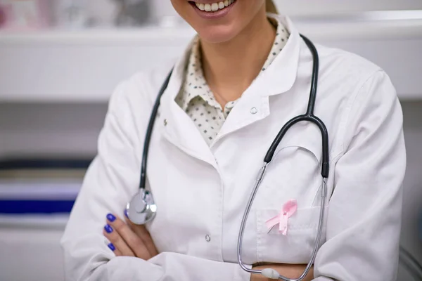 Médica feminina aumentando a conscientização sobre câncer de mama — Fotografia de Stock