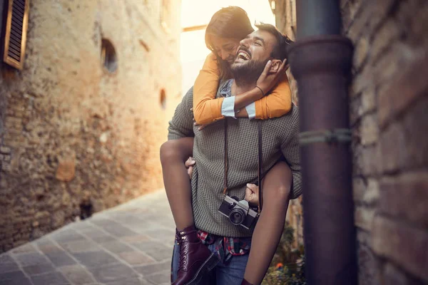 Man en vrouw hebben plezier in de straten van Italië — Stockfoto