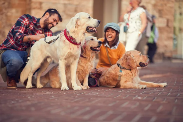 Homme et femme heureux avec chien riant et s'amusant en vacances — Photo