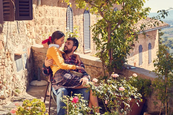 Romántico hombre y mujer juntos de vacaciones. Amor en los viajes —  Fotos de Stock