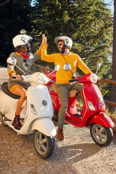陽気な男と女の子はスクーターに乗って楽しみを持っている. — ストック写真