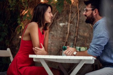Sevgililer Günü 'nü kutlayan mutlu bir çift. Aşk ve Roma
