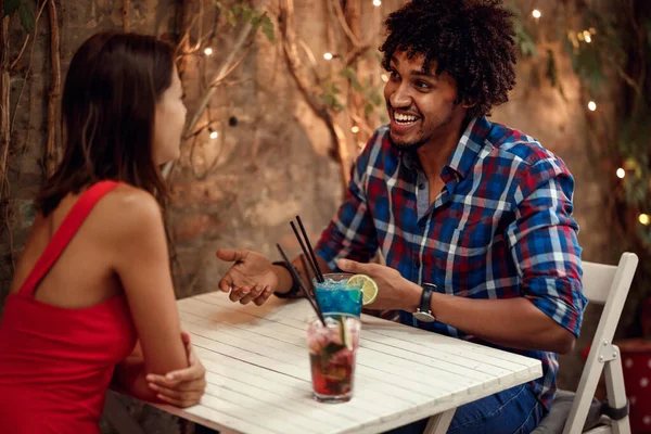 Glückliches Paar auf Date feiert Valentinstag. Liebe und römische — Stockfoto