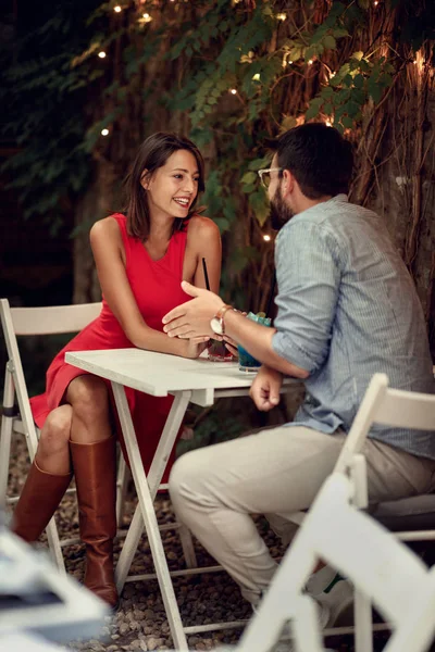 Szczęśliwa para na randce świętuje Walentynki. Miłość i Rzym — Zdjęcie stockowe