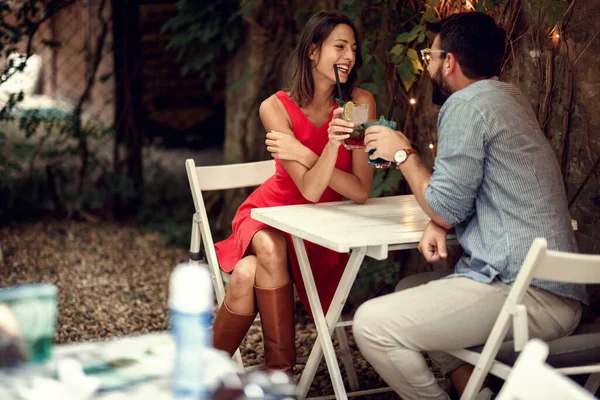 Casal feliz na data celebrando o dia dos namorados. Amor e romana — Fotografia de Stock