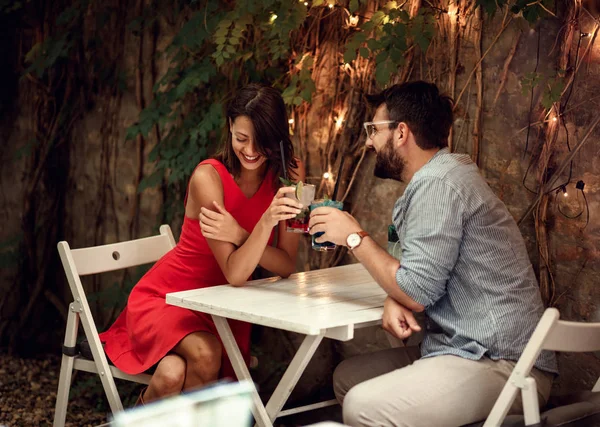 Casal feliz na data celebrando o dia dos namorados. Amor e romana — Fotografia de Stock