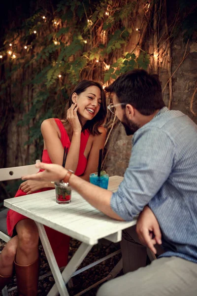 Casal feliz na data celebrando o dia dos namorados. Amor e romana — Fotografia de Stock