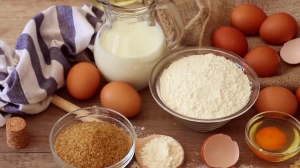 Filmagem Ingredientes Preparados Para Fazer Pastelaria Ovos Leite Farinha Mesa — Vídeo de Stock