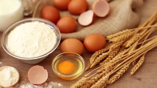 Beelden Van Ingrediënten Bereid Gebak Maken Eieren Melk Bloem Tafel — Stockvideo