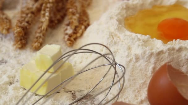 Filmagem Ingredientes Preparados Para Fazer Pastelaria Ovos Leite Farinha Mesa — Vídeo de Stock