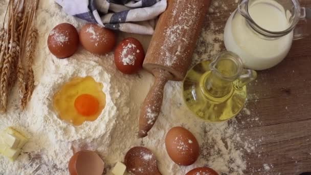 Filmagem Ingredientes Preparados Para Fazer Pastelaria Ovos Leite Farinha Mesa — Vídeo de Stock