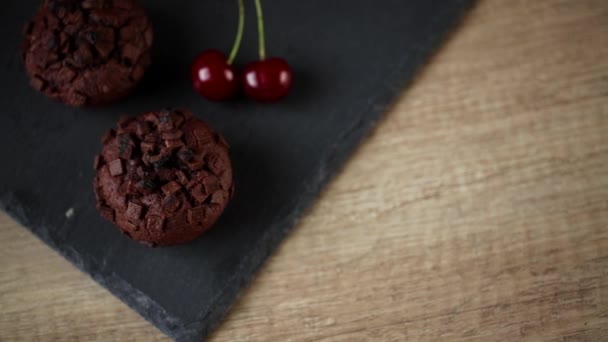 Hermosa Magdalena Con Cereza Crema Batida Chocolate Mesa Postre Casero — Vídeos de Stock