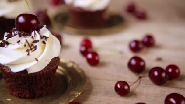 Bellissimo Cupcake Con Panna Montata Ciliegia Cioccolato Sul Tavolo Dolce — Video Stock