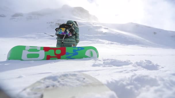 Kvinnlig Snowboardåkare Sitter Snö Och Njuta Solen Och Skönheten Denna — Stockvideo