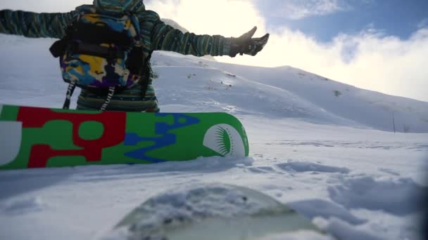 Γυναίκα Snowboarder Κάθεται Στο Χιόνι Και Απολαύσετε Στον Ήλιο Και — Αρχείο Βίντεο