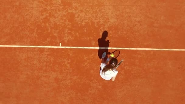 Tennisspelare Slår Bollen Den Röda Planen Sommarsport Koncept Högst Upp — Stockvideo