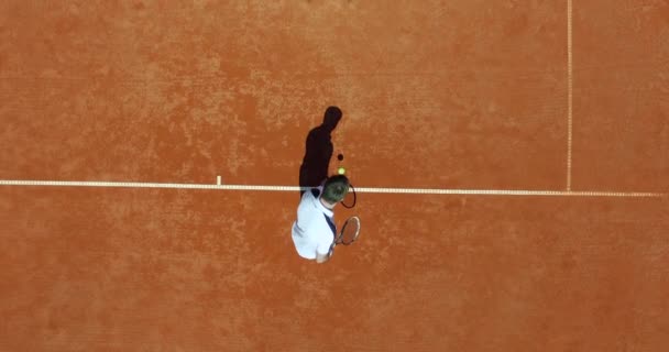 Jugador Tenis Golpeando Pelota Cancha Roja Concepto Deportivo Verano Imágenes — Vídeo de stock