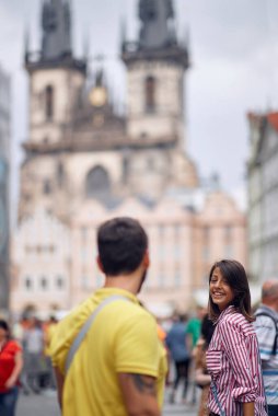 Şehir sokaklarında gezen kadın turist . 