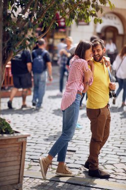  Çiftler tatilde eğleniyor, genç turistler yürüyüş yaparken eğleniyor.