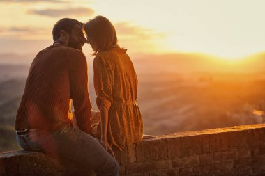 Randevularda kucaklaşan ve gülen gençler.