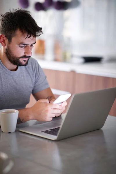 Homme endormi utilisant son téléphone pendant le petit déjeuner . — Photo