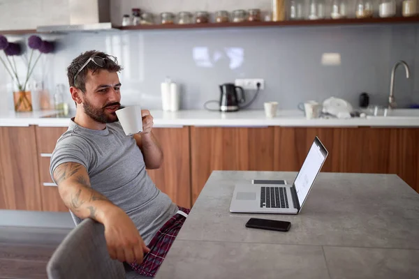 Mann trinkt morgens eine Tasse Kaffee. — Stockfoto