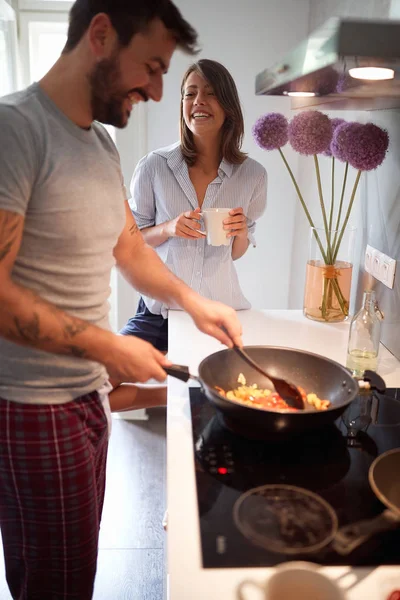 Casal Prepare café da manhã . — Fotografia de Stock