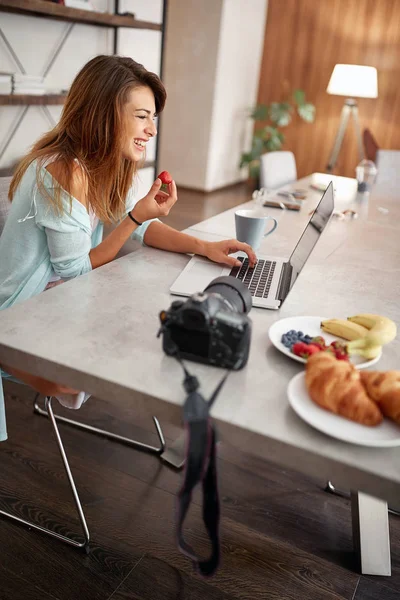 Smiling woman use her laptop during breakfast. — ストック写真