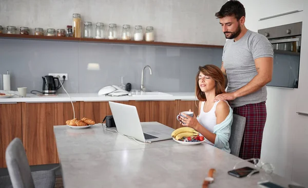 Feliz hombre y mujer en la mañana bebiendo café juntos . — Foto de Stock