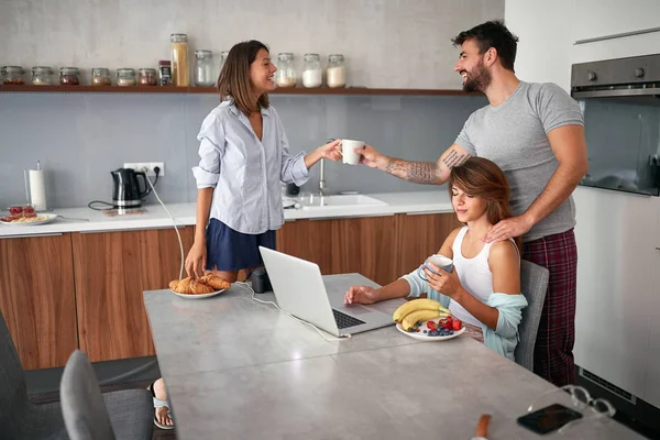 Amigos felices en la mañana bebiendo café juntos . —  Fotos de Stock