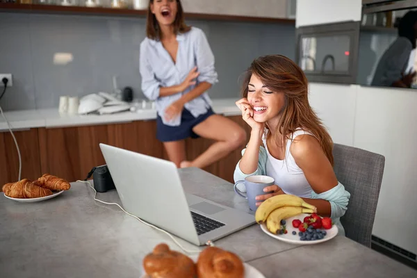 Lesbisches Paar frühstückt in der Küche und hat Spaß — Stockfoto