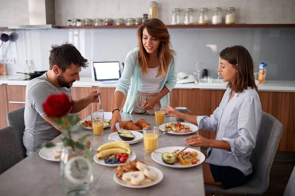 キッチンで友人の朝食を楽しみ — ストック写真