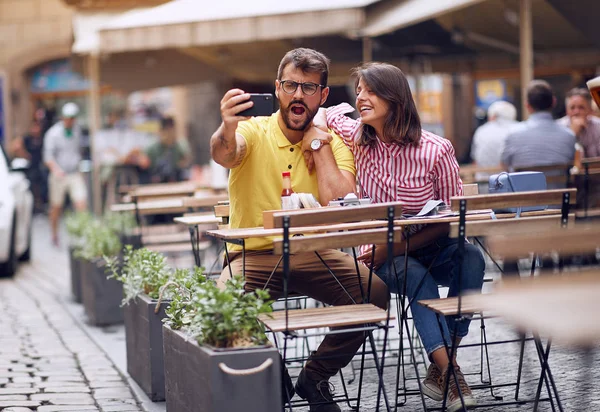 Hombre y mujer cariñosos en un viaje de vacaciones haciendo selfie . — Foto de Stock